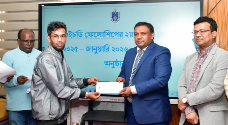 নোবিপ্রবিতে পিএইচডি ফেলোশিপের চেক হস্তান্তর