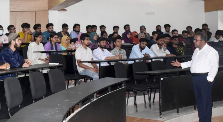 আকস্মিক ক্লাস পরিদর্শনে খুবি উপাচার্য