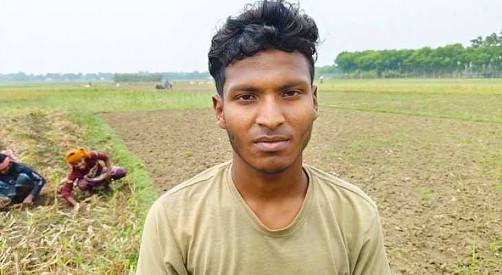 ভর্তির টাকা জোগাতে শ্রমিকের কাজ করছে ওমর