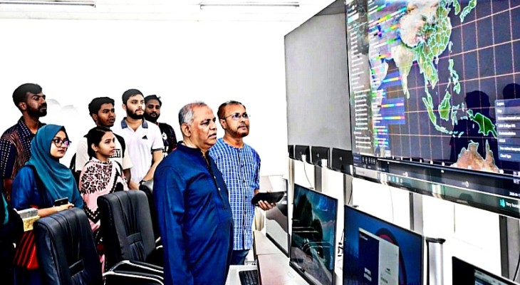 চবির স্যাটেলাইট ওশান অবজারভেশন সেন্টার পরিদর্শনে উপাচার্য
