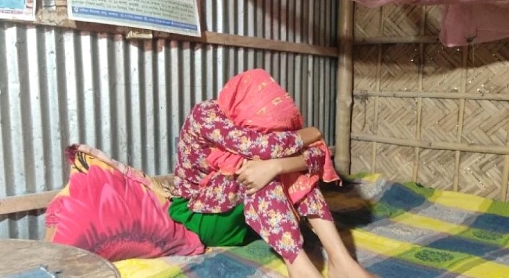 বিয়ের দাবিতে প্রতিবেশী চাচার বাড়িতে কলেজছাত্রীর অনশন