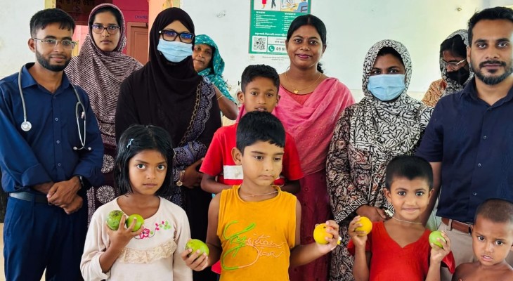 কালিগঞ্জ উপজেলা স্বাস্থ্য কমপ্লেক্সে আম বিতরণে রোগীদের মুখে হাসি
