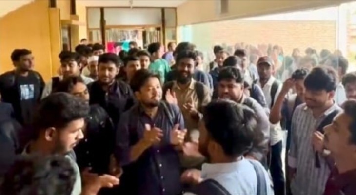 লিডিং এ বাই-সেমিস্টার চালু ও ট্রাই-সেমিস্টার বাতিলে আন্দোলন