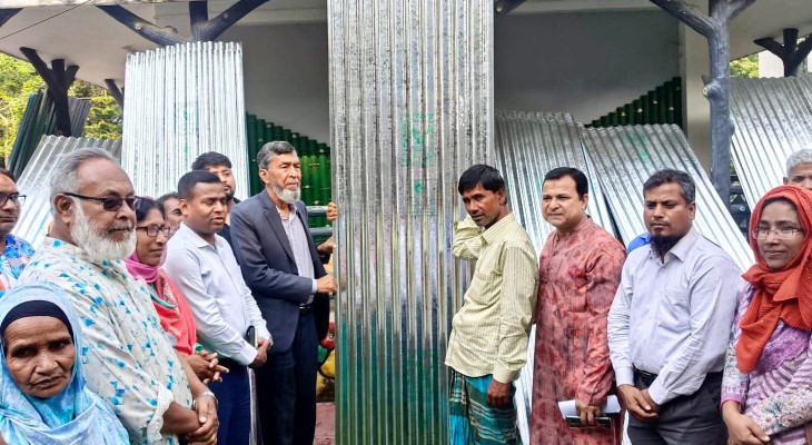 পীরগঞ্জে আগুন ও ঝড়ে ক্ষতিগ্রস্তদের সহায়তায় ঢেউটিন ও নগদ অর্থ প্রদান