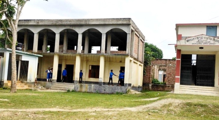 ২৭ লাখ টাকায় নির্মিত দোতলা স্কুল ভবনে নেই সিঁড়ি
