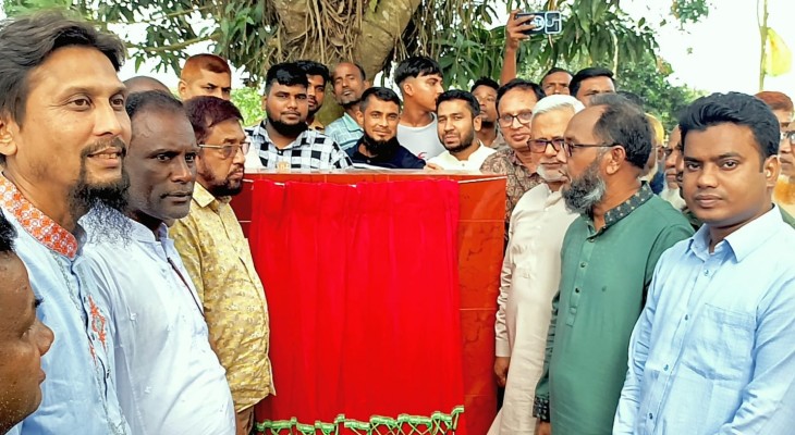 বীরগঞ্জের মোহনপুরে সড়ক নির্মাণের ভিত্তিপ্রস্তর, সংবর্ধনায় ভাসলেন এমপি