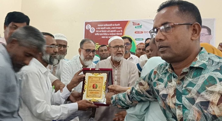 পোরশায় এমপি মোস্তাফিজুর রহমানের সড়ক উদ্বোধন ও চেক বিতরণ