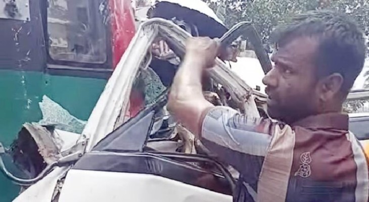 ফরিদপুরে বাস-অ্যাম্বুলেন্সের মুখোমুখি সংঘর্ষ, নিহত ৫