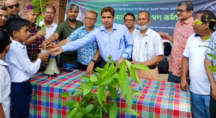 হাবিপ্রবিতে শিশুদের মাঝে বৃক্ষ বিতরণ 