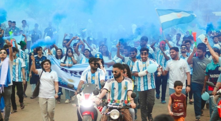 ২০০ ফুট পতাকা নিয়ে আর্জেন্টিনা সমর্থকদের উচ্ছ্বাস, মুখর জাককানইবি