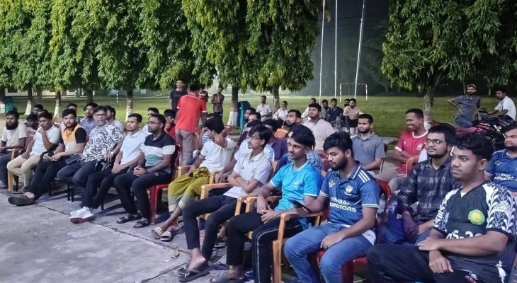 বড় পর্দায় খেলা দেখার উচ্ছ্বাসে শিক্ষার্থীরা