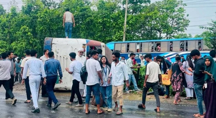 দুর্ঘটনার কবলে উত্তরা ইউনিভার্সিটির বাস, আহত একাধিক শিক্ষার্থী