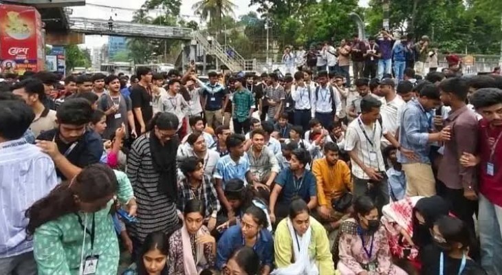 শিক্ষা মন্ত্রীর পদত্যাগ দাবিতে রাজধানীতে অবরোধ