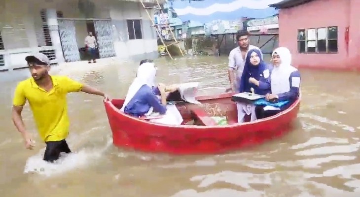 কুমিল্লায় নৌকায় চড়ে পরীক্ষা কেন্দ্রে এইচএসসি পরীক্ষার্থীরা