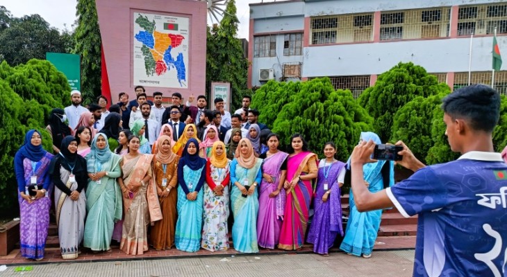 ভিক্টোরিয়া কলেজ প্রাঙ্গণে দাঁড়িয়ে থাকা ‘হৃদয়ে বাংলাদেশ’