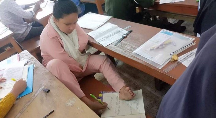 পা দিয়ে লিখেই এইচএসসি পরীক্ষায় কলি, পা দিয়ে চালাতে পারেন কম্পিউটার-স্মার্টফোনও