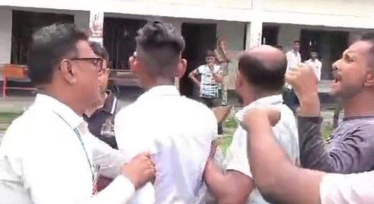 স্কুলে নাপিত ডেকে শিক্ষার্থীদের ‘এলোমেলো চুল’ কাটালেন সভাপতি, অভিভাবকদের সঙ্গে হাতাহাতি
