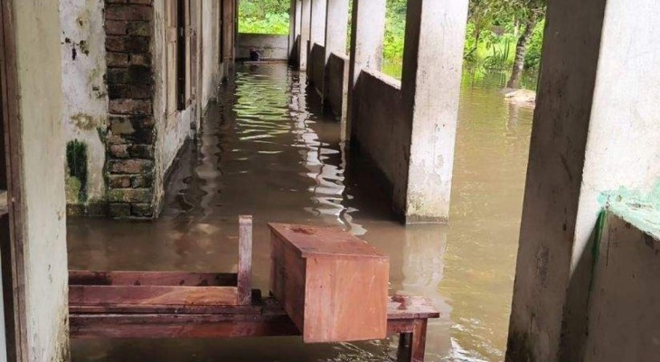 শ্রেণিকক্ষে হাঁটুসমান পানি, চার দিন ধরে বন্ধ মাদ্রাসার পাঠদান