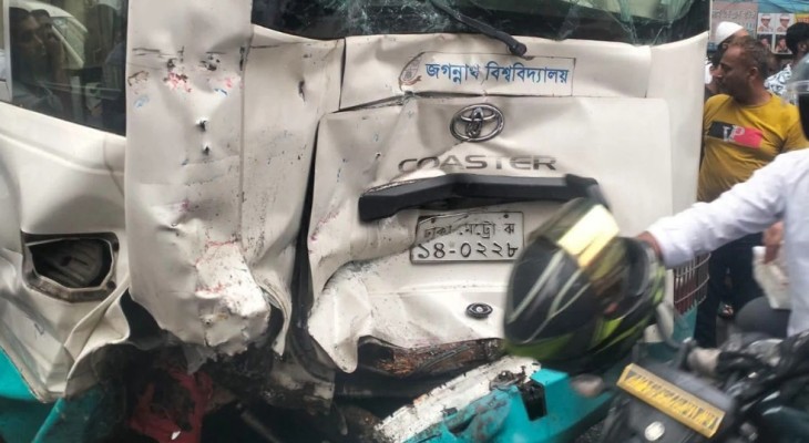 মালিবাগে দুর্ঘটনায় ক্ষতিগ্রস্ত জবি শিক্ষকদের বাস, আহত ৩