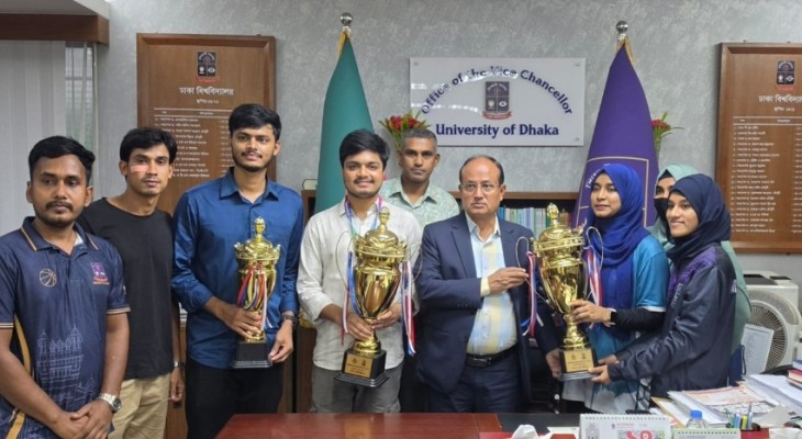 ঢাবি ভিসির সাথে বিজয়ী ক্যারম খেলোয়াড়দের সাক্ষাৎ