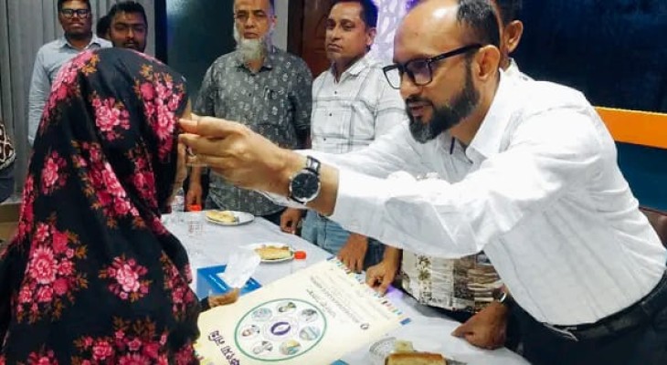 ১১ দৃষ্টিপ্রতিবন্ধী সদস্যের পরিবারের পাশে জেলা প্রশাসক