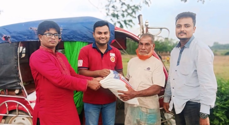 রামুতে বন্যাদুর্গত মানুষের মাঝে উপজেলা প্রশাসনের ত্রাণ বিতরণ