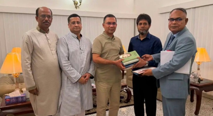 প্রধানমন্ত্রীকে নিজ লেখা বই উপহার দিলেন পাবিপ্রবি উপাচার্য