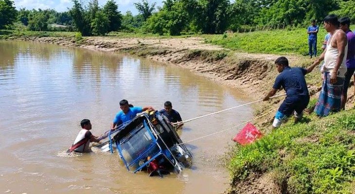 চালক নিখোঁজ, উদ্ধারে ডুবুরি দল