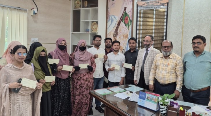 জাতীয় বিশ্ববিদ্যালয়ের শিক্ষাবৃত্তির চেক পেলেন ভিক্টোরিয়া কলেজের শিক্ষার্থীরা