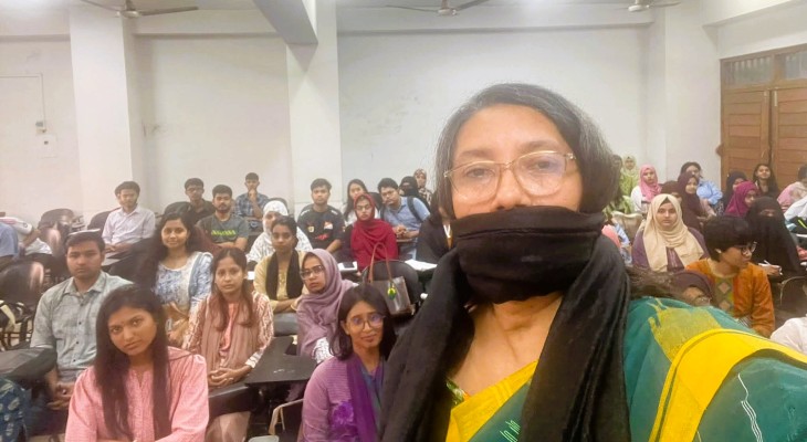 শিক্ষক হেনস্তার প্রতিবাদে মুখে কালো কাপড় বেঁধে ক্লাসে সামিনা লুৎফা