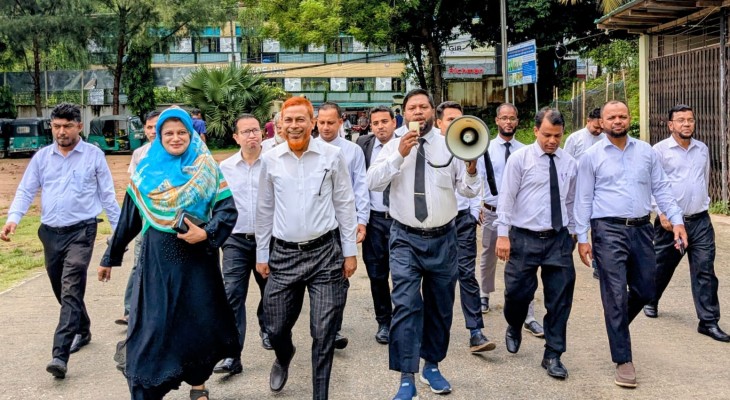 রাঙামাটিতে দালালমুক্ত আদালত’ দাবিতে আইনজীবীদের র‍্যালি।