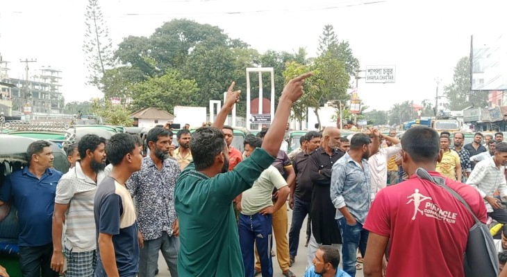 কুড়িগ্রামে সিএনজি চলাচলের অনুমতির দাবিতে চালকদের সড়ক অবরোধ
