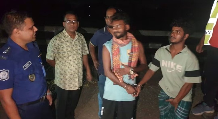 নরসিংদীতে বিদেশি পিস্তল, গুলি ও মোটরসাইকেলসহ দুই যুবক গ্রেপ্তার
