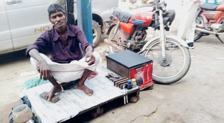 ৫৫ বছর ধরে জুতা সেলাই, দুর্গাপূজায় কাপড় জোটেনি নিঃসন্তান ধাসুর দাশের