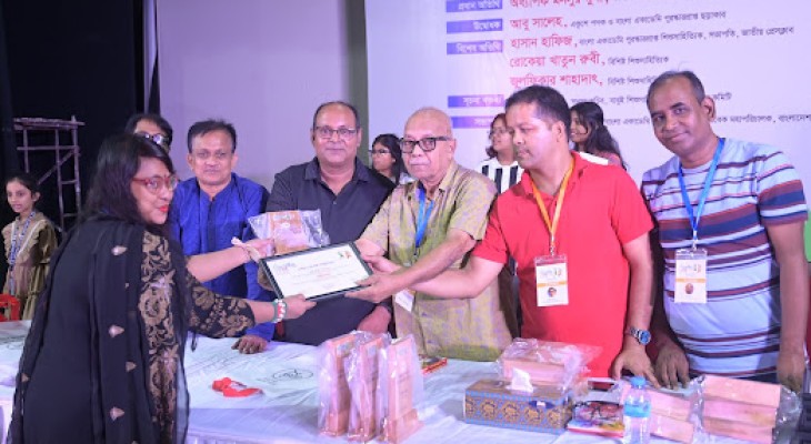 "পিঁপড়ে ও হাতির যুদ্ধ" গল্প গ্রন্থের জন্য তুলতুল পেলেন "বাবুই" বেস্ট সেলার অ্যাওয়ার্ড