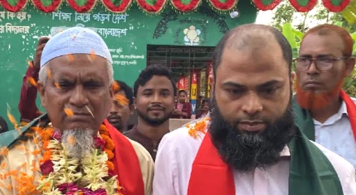 ৩৪ বছর শিক্ষকতা, বিদায়ের দিনে ভালোবাসায় সিক্ত প্রধান শিক্ষক