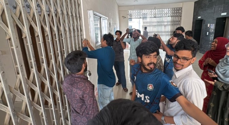 নজরুল বিশ্ববিদ্যালয়ে দুই দাবিতে বিভাগে তালা, অবরুদ্ধ শিক্ষকরা