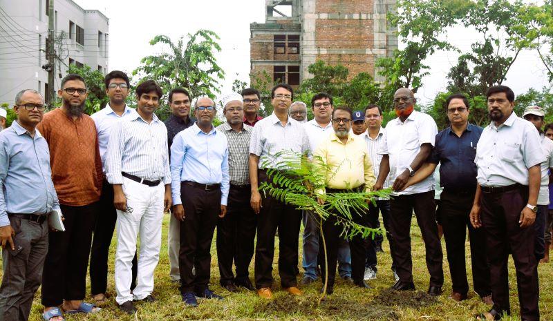 জুলাই শহিদ দিবস উপলক্ষ্যে খুবিতে বৃক্ষরোপণ