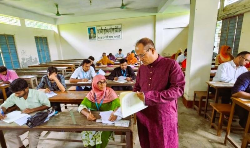 এইচএসসি পরীক্ষা কেন্দ্র পরিদর্শনে বাউবি উপাচার্য
