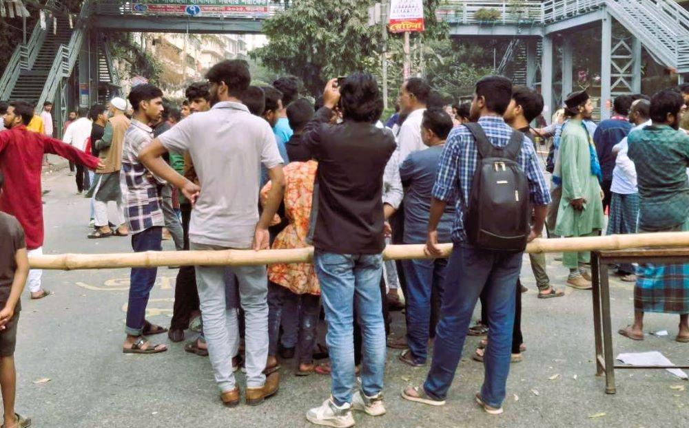 দাবি আদায়ে রাস্তাঘাট অবরোধ কি যৌক্তিক প্রতিবাদ নাকি কেবলই জনভোগান্তি